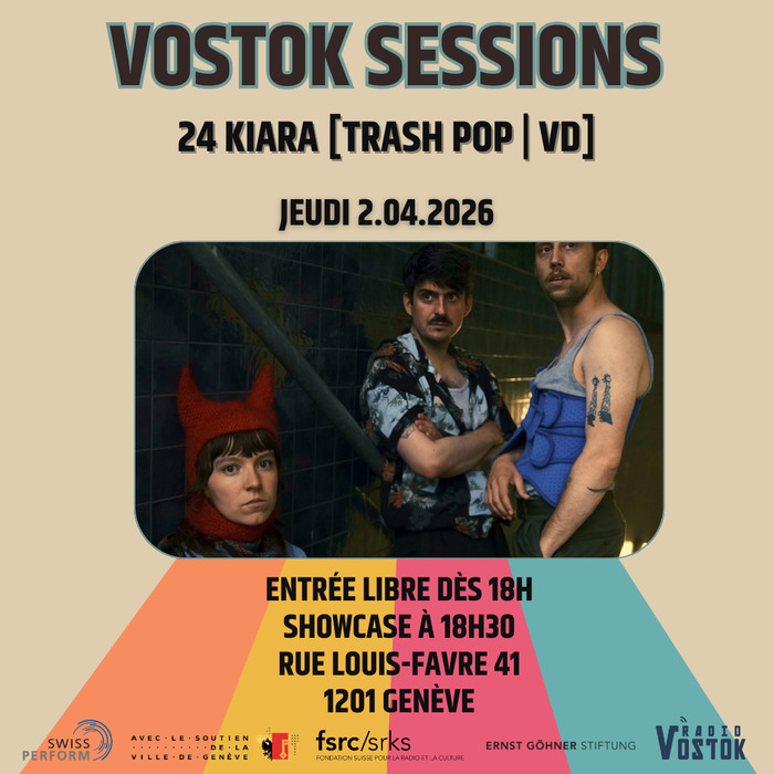 2 hommes, 1 femme, avec un grillage derrière ; la femme porte un bonnet rouge avec des cornes.