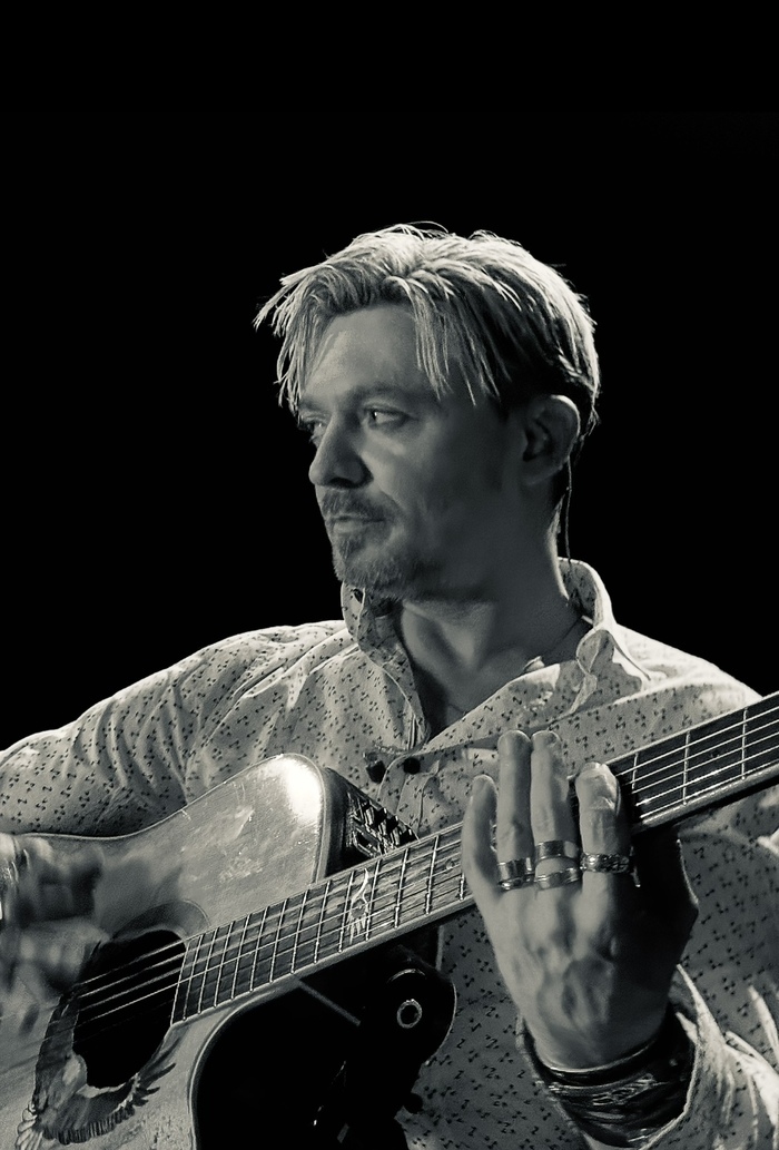 Guitariste en noir et blanc