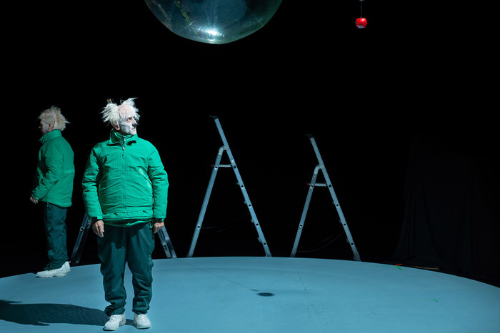 Ariane Catton 2 clowns, 2 échelles et une pomme