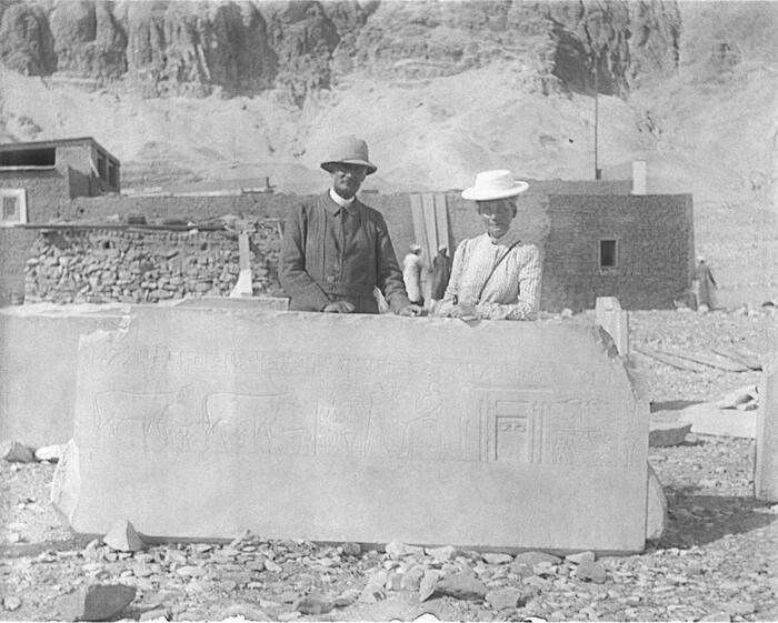 : Photographie d’Édouard et Margueritte Naville en 1905 à Deir el-Bahari