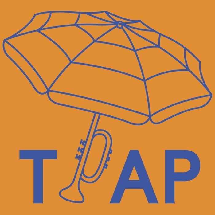 Fond orange, texte bleu. Voici le logo du Festival, il est marqué TAP et il y a un dessin d'un parasol avec un pied en forme de trompette.