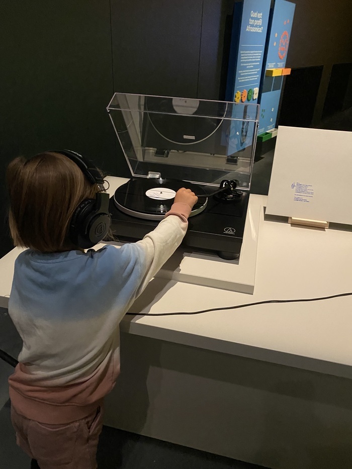 AHO MEG Photo d'un enfant qui écoute une oeuvre sonore dans l'exposition Afrosonica - Paysages sonores au MEG