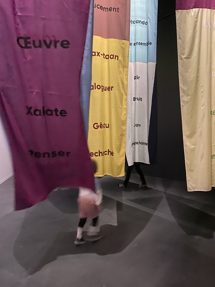 MEG AHO Photo d'une oeuvre de Bocar niang présentée dans l'exposition Afrosinoca Paysages sonores ou l'on devine un enfant la découvrant.