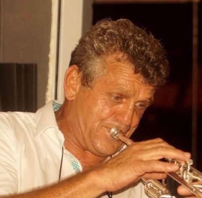 Alain joue de la trompette