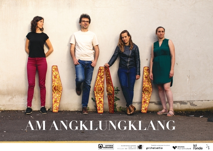 Photo des quatre musicien.ne.s debout contre un mur blanc (Anne Briset, David Poissonnier, Alexandra Bellon, Jeanne Larrouturou) avec des éléments du gamelan: quatre pièces de bois rouges ornées de divinités indonésiennes et décors végétaux dorés. Titre de la pièce AM ANGKLUNGKLANG en blanc sous leurs pieds.