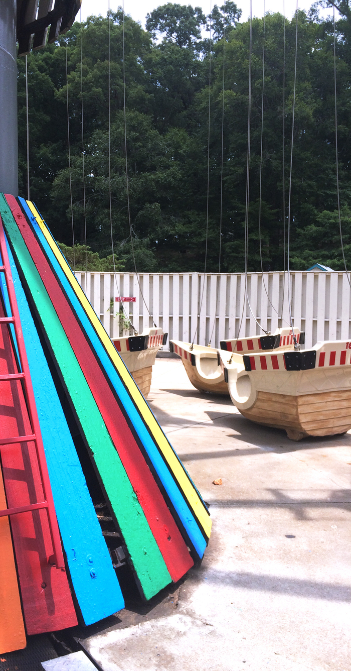 C'est l'image d'un manege à l'arrêt il s'agit de tasses volantes. Mais elles sont posées par terre comme si le manège était en train d'être monté.