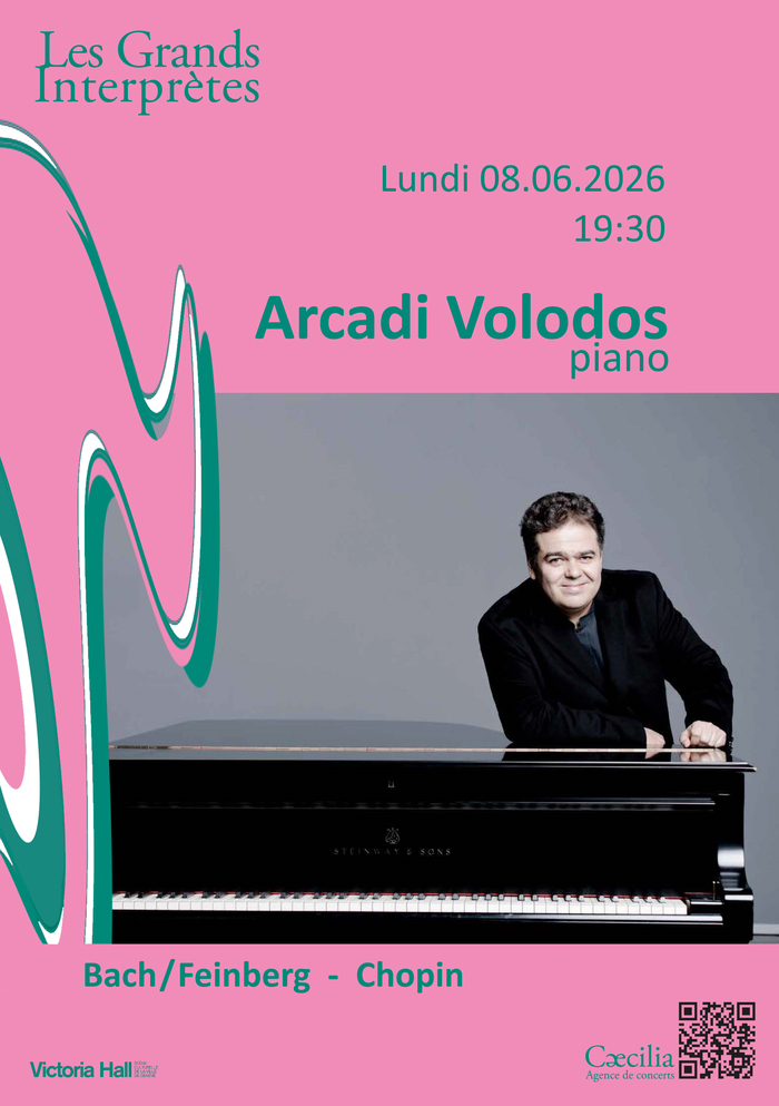 Sur fond rose, Arcadi Volodos posant devant un piano