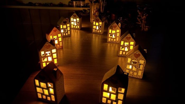 Ensemble de petites maisons en cartons illuminées