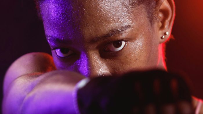 Portrait d'une personne noire en train de s'entraîner à la boxe