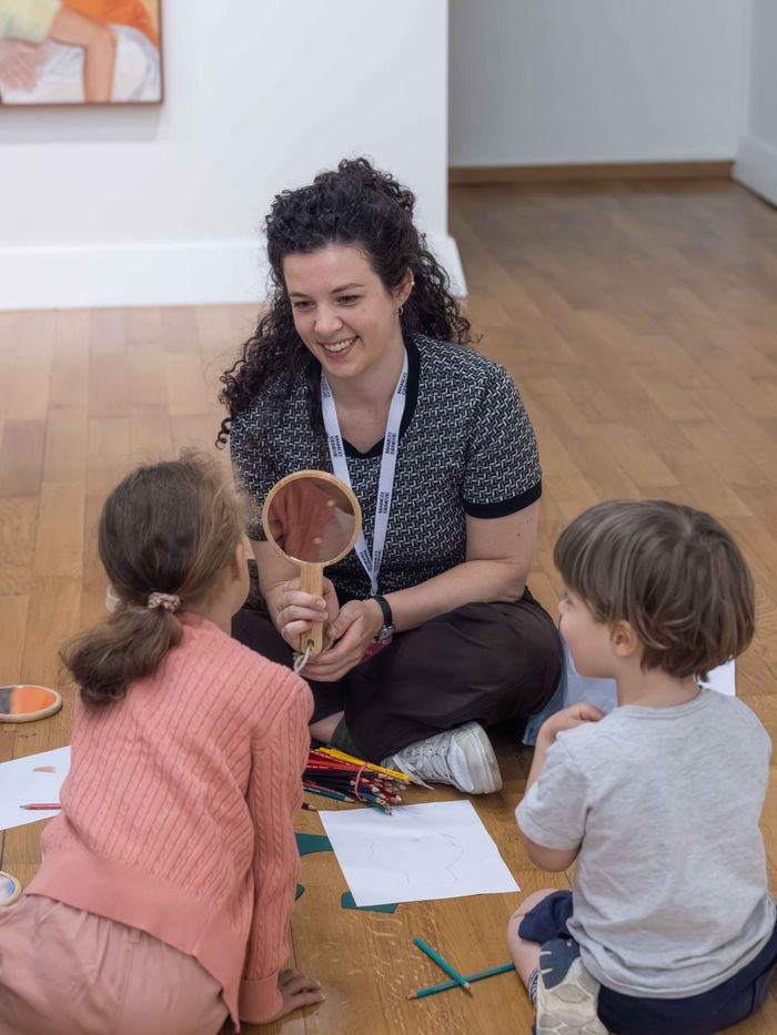 des enfants participant à un atelier d'autoportrait