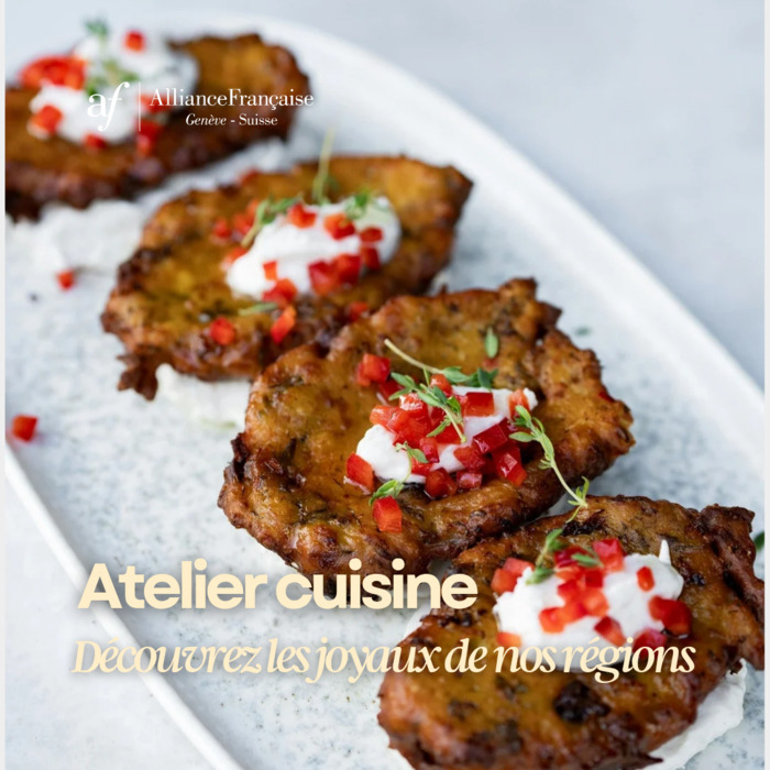 Vignette promotionnelle de l'Alliance Française de Genève présentant un plat de quatre röstis dorés et croustillants alignés sur une assiette blanche. Chaque beignet est surmonté d'une touche de sauce blanche aux fines herbes, de petits dés de poivron rouge et d'un brin de thym frais. En haut à gauche figure le logo de l'Alliance Française de Genève - Suisse. En bas, l'inscription textuelle indique : « Atelier cuisine - Découvrez les joyaux de nos régions