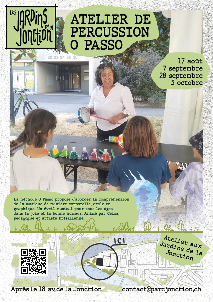 Des enfants écoutent Ceiça et jouent avec des percussions colorées devant eux