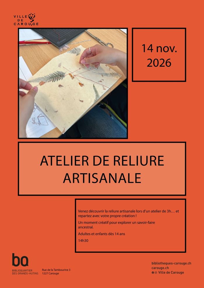 Image d'une personne faisant la reliure d'un carnet.