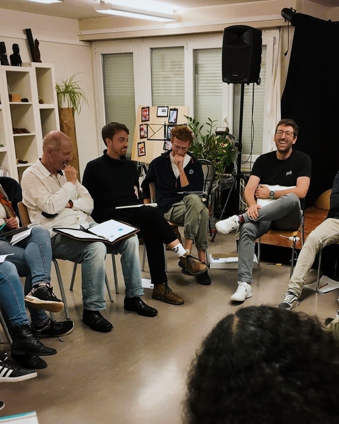 Des personnes qui participe à un atelier d'écriture