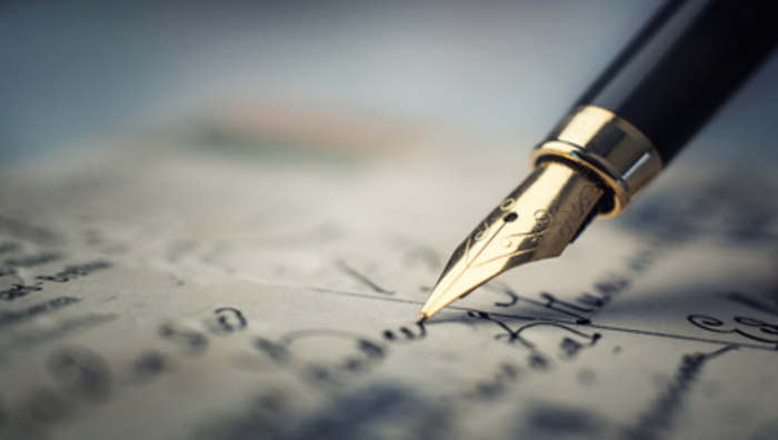 dr un stylo plume qui écrit sur une page