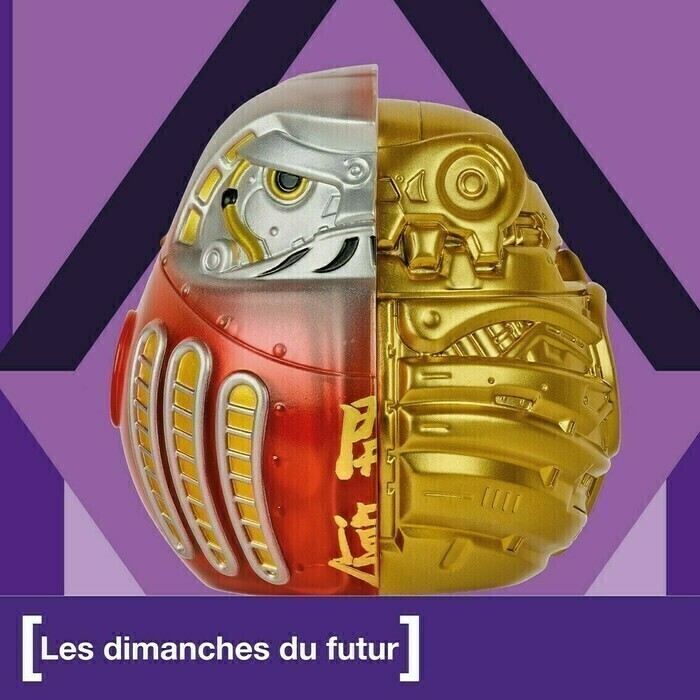 Affiche de l'exposition qui présente un daruma dans un losange. Le daruma est une figurine japonaise qui permet de faire des voeux. Le fond est violet foncé et le losange et mauve, violet clair.