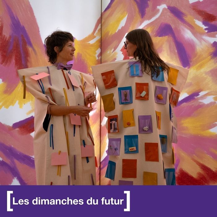 Affiche de l'exposition qui présente un daruma dans un losange. Le daruma est une figurine japonaise qui permet de faire des voeux. Le fond est violet foncé et le losange et mauve, violet clair.