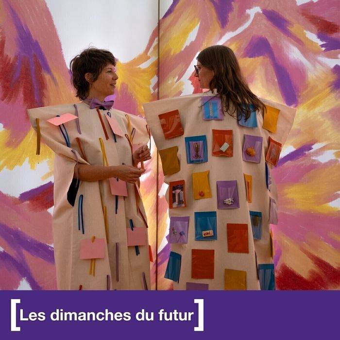 Affiche de l'exposition qui présente un daruma dans un losange. Le daruma est une figurine japonaise qui permet de faire des voeux. Le fond est violet foncé et le losange et mauve, violet clair.