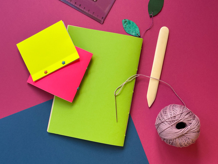 Photo de matériel de reliure et de carnets colorés