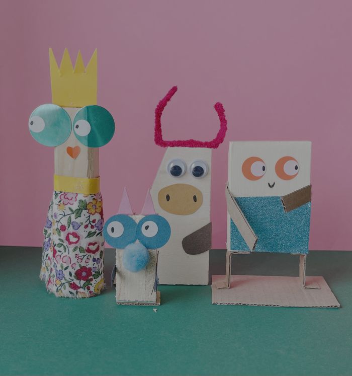 des figurines construite avec du papier, carton, tissus