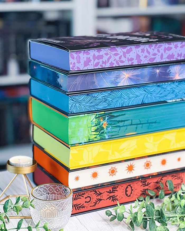 pile de livres décorés table boujie