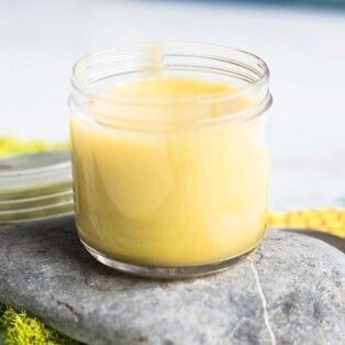 Pot en verre contenant du baume