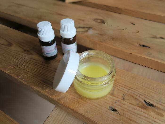 Pot de baume et flacons d'huiles essentielles