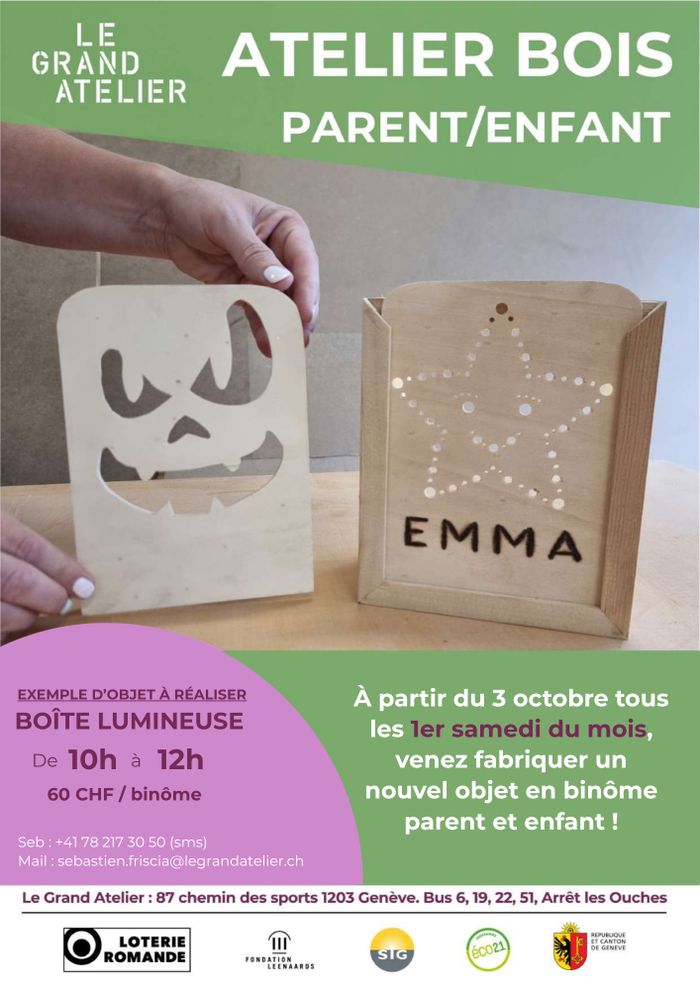 On voit une main tenant une boîte en bois fabriquée à la main, avec un couvercle présentant des découpes en forme d’étoile. À côté, un second couvercle est présenté pour la même boîte, permettant de changer son apparence