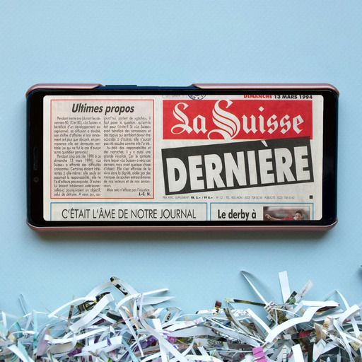 Un téléphone affichant la Une du journal La Suisse de 1994