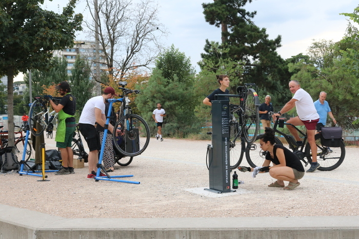 Atelier donné par La Bicyclette Bleue à la station d'auto-réparation de la voie verte
