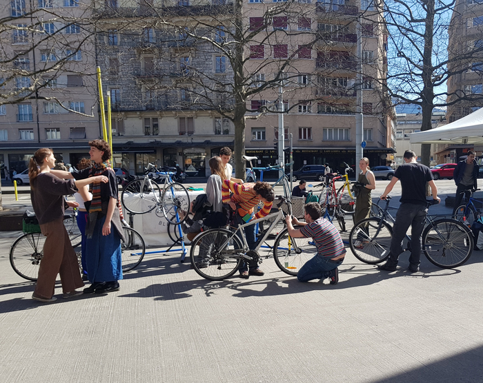 La Bicyclette Bleue Atelier d'auto-réparation de vélo donné par La Bicyclette Bleue sur le parvis d'Uni Mail