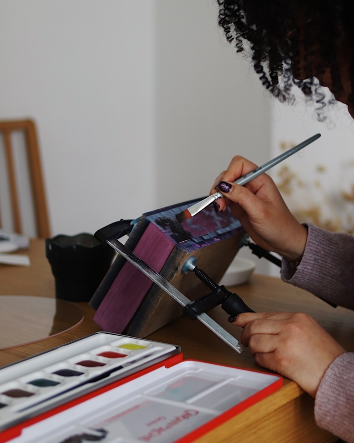 Une jeune femme peint les tranches d'un livre