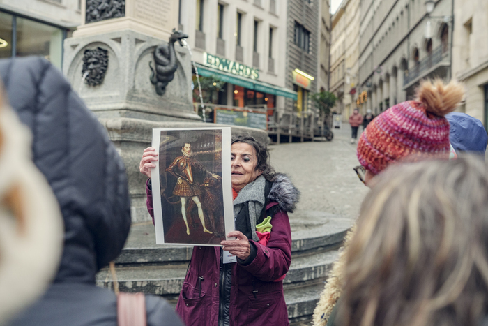 Seniors qui écoutent une guide en vieille-ville