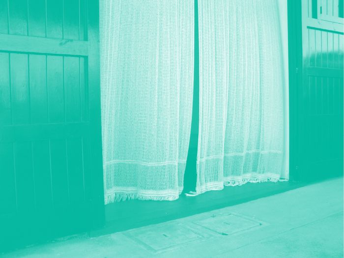 Ce sont des rideaux en train de voler au vent. la photo présente un filtre de couleur.