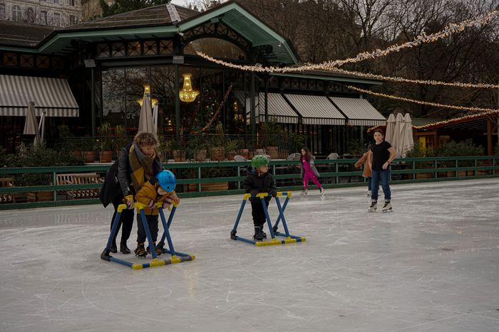 Personnes entrain de patiner sur une patinoire
