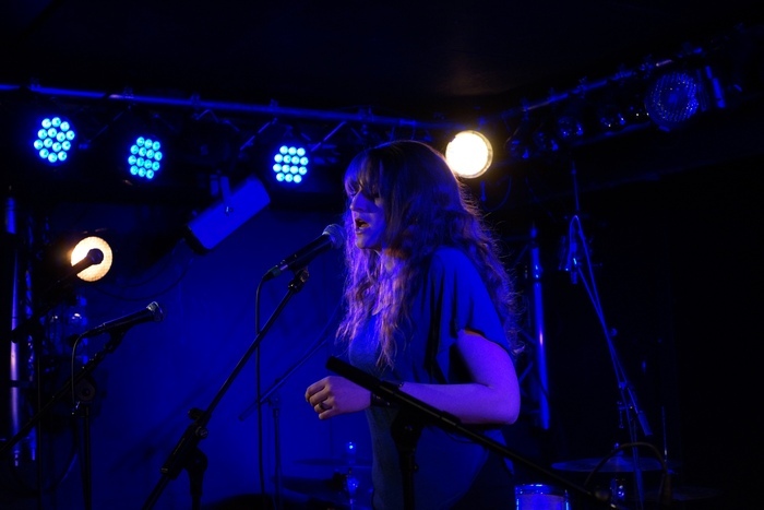 Chanteuse sur scène bleue