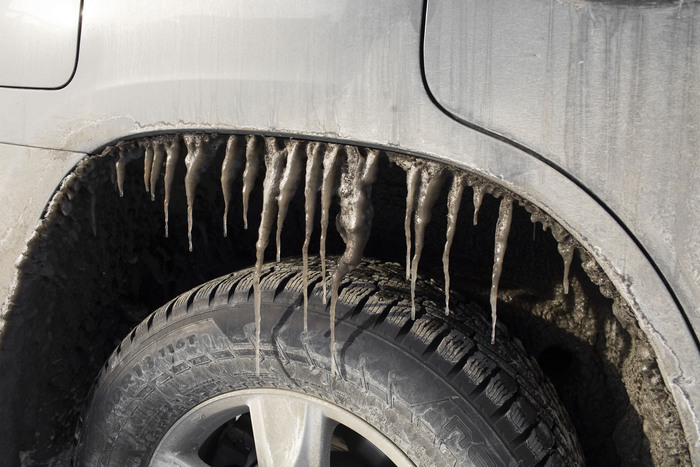 Photo d'un détail de voiture montrant des stalactites au dessus de la roue.