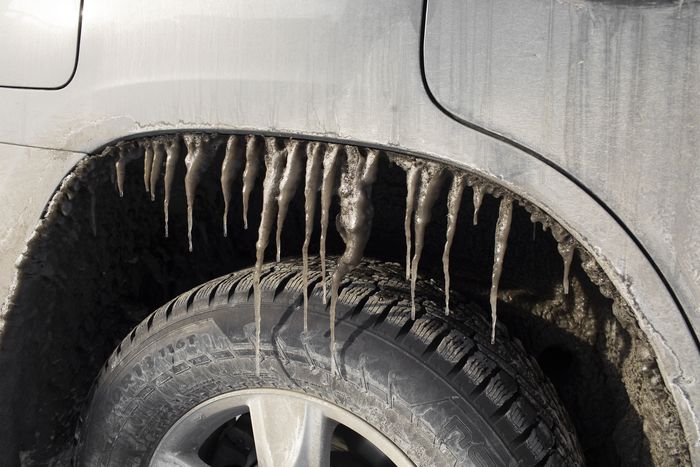 Photo d'un détail de voiture montrant des stalactites au dessus de la roue.