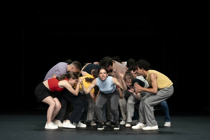 Sur scène, les élèves sortant·es de la Manufacture et comédien·nes dans le spectacle de Fanny de Chaillé