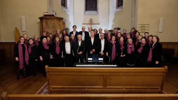 Photo des choristes et du chef de choeur de la Chorale des Eaux-Vives