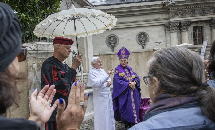 Devant la fontaine Beauregard, Adhémar Fabri en discussion avec le Pape. Su le côté, un garde suisse tient une ombrelle.