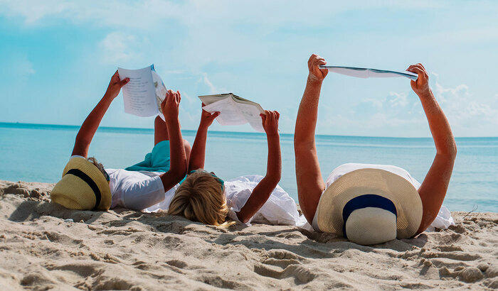 Famille qui lit au bord de la plage