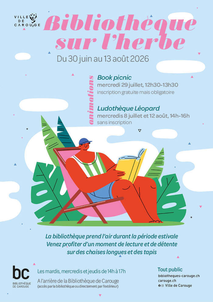 Un personnage tenant un livre assis sur une chaise longue.