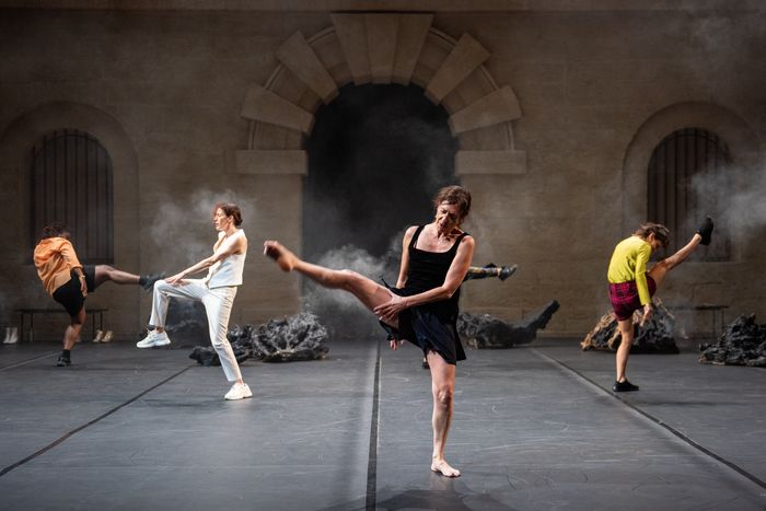 Captation de la performance Black Lights de Mathilde Monnier. Des danseur.euse.x.s sont en mouvement.