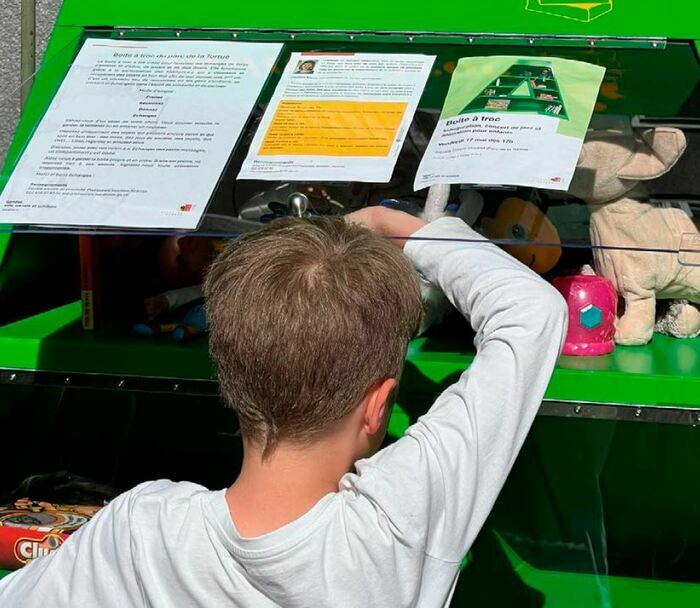 DR enfant devant la boîte à troc