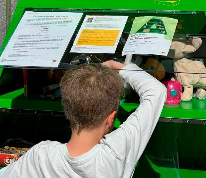 DR enfant devant la boîte à troc