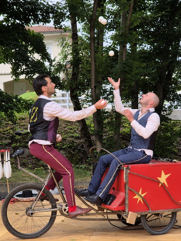 DR Deux artistes sur un triporteur qui jonglent