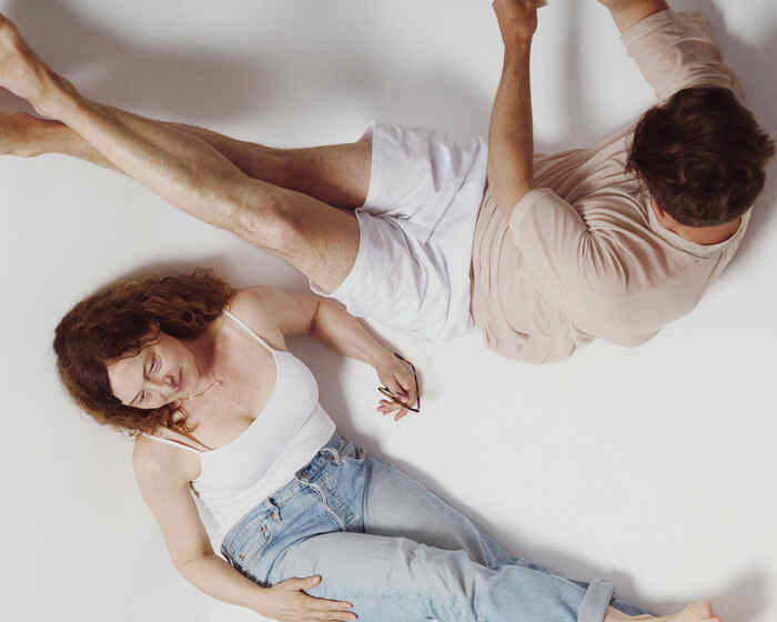 Photo de deux des interprètes du spectacle couchés