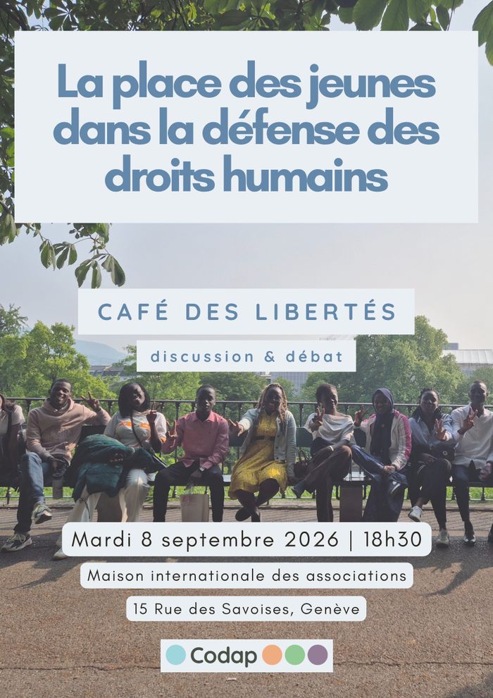 Des jeunes participant.e.x.s à la formation 2025 assis sur un banc genevois en souriant avec le texte suivant : La Place des jeunes dans la défense des droits humains. Café des libertés, discussion et débat. Mardi 8 septembre 2026, 18h30. Maison internationale des associations, 15 rue des Savoises, Genève. Logo Codap