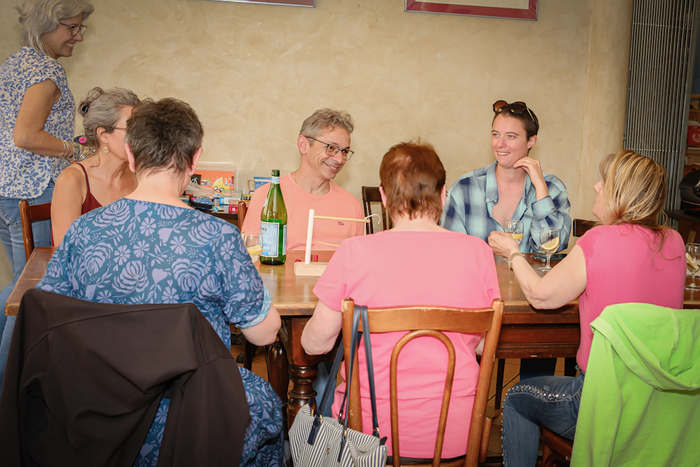 Seniors à la table d'un café en train de discuter